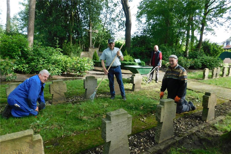 Die Kameradschaft ehemaliger Soldaten Maria Veen-Hülsten hält die Erinnerung wach mit der Pflege der Kriegsgräber in Maria Veen, Reinhard Terfloth, Vorsitzender der Kameradschaft ehemaliger Soldaten Maria Veen-Hülsten, (zweite Reihe) und seine Mitstreiter Heinz Böckenberg, Ludger Wiescher und Alfred Lubjuhn (von rechts)
