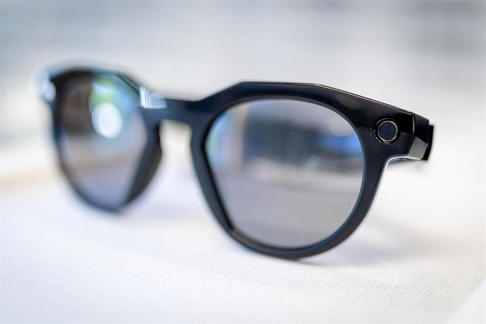 Die Kameras an den Smart Glasses fallen häufig kaum auf. (Symbolbild)Christoph Schmidt/dpa
