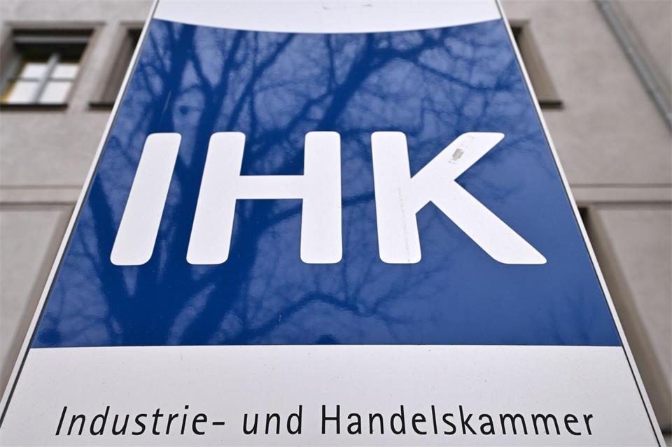 Die Kammern beteiligen sich an der Fachkräftekampagne. (Archivbild)Martin Schutt/dpa