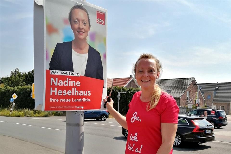 Nadine Heselhaus geht für die SPD als Landratskandidatin ins Rennen Die Kandidatin beim Aufhängen von Wahlplakaten.