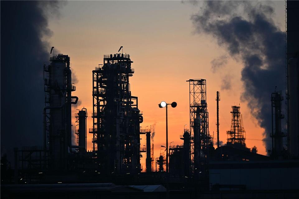 Die Kapazitäten der europäischen Raffinerien sollen voll genutzt werden, schreibt die EU-Kommission. (Symbolbild)Katharina Kausche/dpa