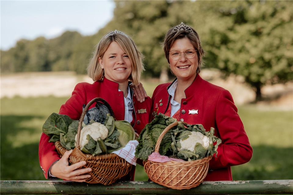 Die Kappeshoheiten Katharina I. Meyering (links) und Birgitt I. Grotendorst freuen sich auf den traditionellen Kappesmarkt in Raesfeld.