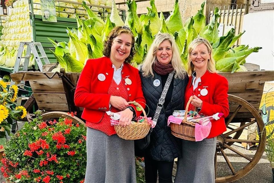 Die Kappeshoheiten Silke I. Hüging (links), Melanie I. Stenkamp (rechts) und Maria Kowalsky, Vorsitzende des Raesfelder Ortsmarketings, besuchten jetzt das Filderkrautfest in Echterdingen. Zum Kappesmarkt erwartet das Ortsmarketing neben Gästen aus Echterdingen auch eine Delegation aus Ungarn.