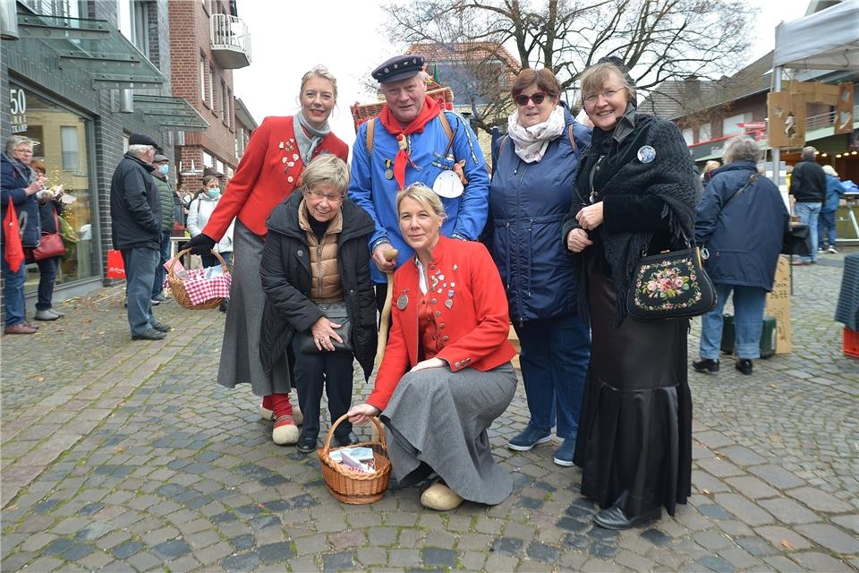 Die Kappeshoheiten und der Kiepenkerl waren beliebte Fotomotive – hier mit Besuchern aus Bottrop.