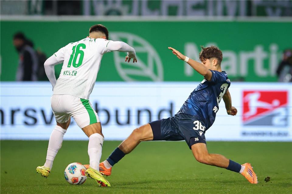Fürth verliert mit Bankdrücker Hrgota auch gegen den KSC  Die Karlsruher, hier Rafael Pinto Pedrosa (r) gegen Aaron Keller, waren auch zweikampfstärker. Daniel Karmann/dpa