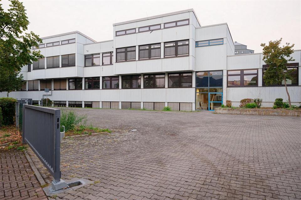 Die Karolina-Burger-Realschule Plus befindet sich im Stadtteil Ludwigshafen-Mundenheim.Uwe Anspach/dpa
