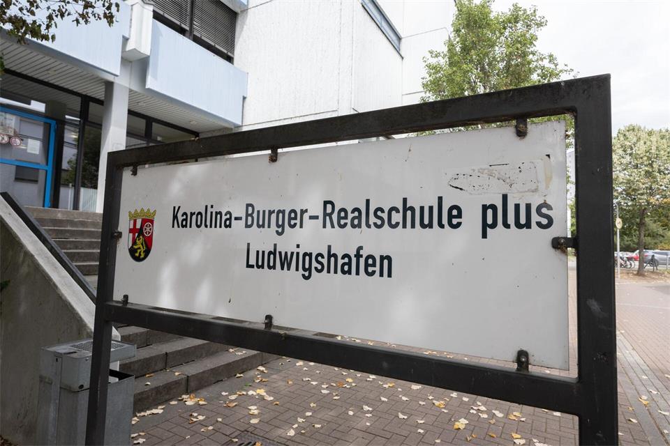 Die Karolina-Burger-Realschule plus geriet wiederholt wegen Polizeieinsätzen in die Schlagzeilen.Boris Roessler/dpa