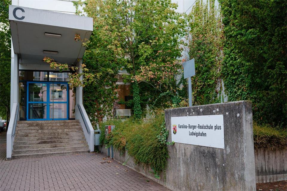 Die Karolina-Burger-Realschule plus ist Teil eines Schulzentrums, in dem sich auch das Heinrich-Böll-Gymnasium befindet.Uwe Anspach/dpa
