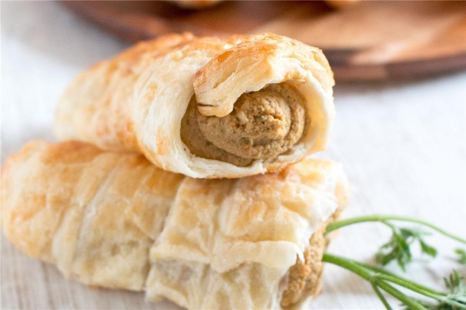 Die Karotten-Doppelgänger sind mit Hummus gefüllte Hörnchen. Beißt man rein, zerfällt die blättrige Hülle und die cremige Füllung zerfließt auf der Zunge. gernekochen.de/dpa-tmn