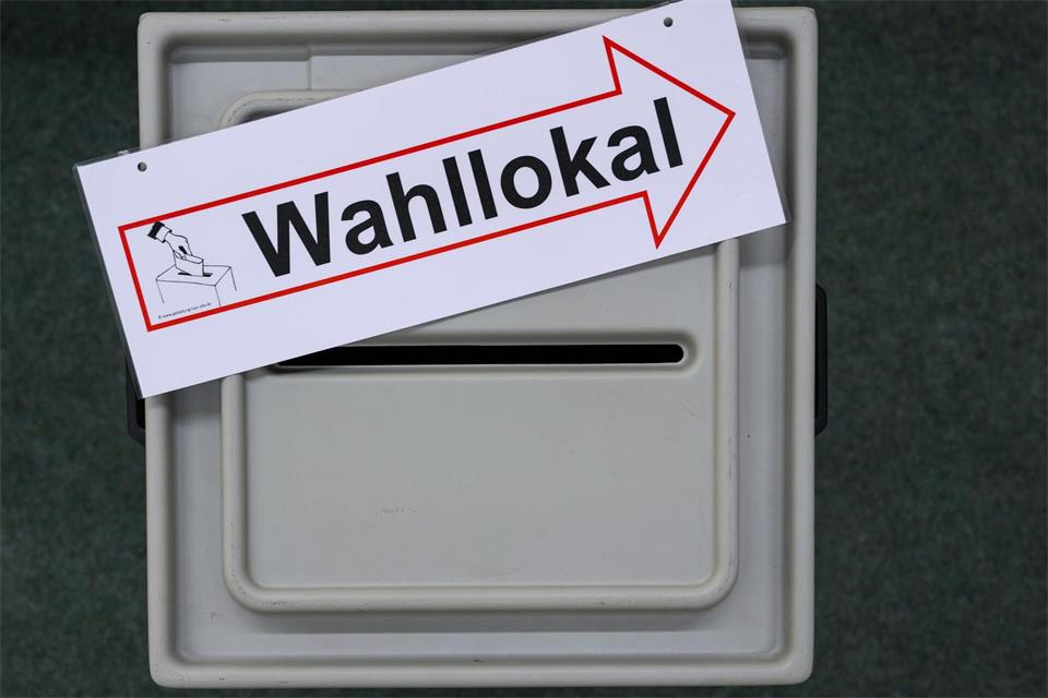 Die Karten waren gewissermaßen neu gemischt: Am Sonntag, 20. September, steht die Wiederholungswahl um das Bürgermeisteramt in Strausberg an. (Symbolbild)Patrick Pleul/dpa