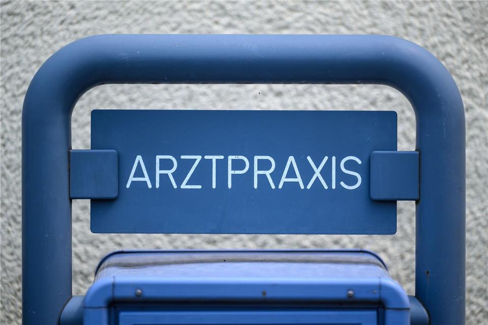 Die Kassenärztliche Vereinigung und die Krankenkassen suchen in Brandenburg mit einem Anreizprogramm von bis zu 55.000 Euro nach Ärzten. (Archivbild)Patrick Pleul/dpa