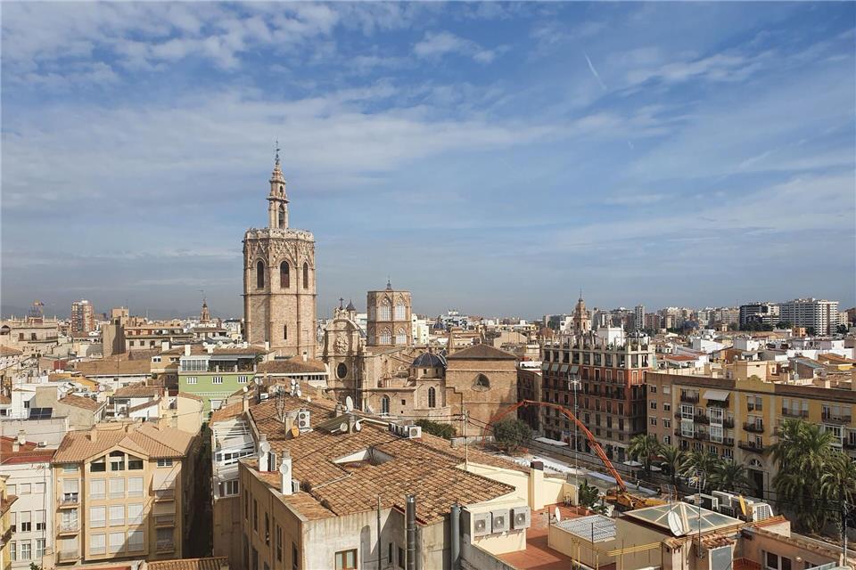 Die Kathedrale von Valencia überragt die Altstadt der Mittelmeermetropole.picture alliance/dpa/dpa-tmn