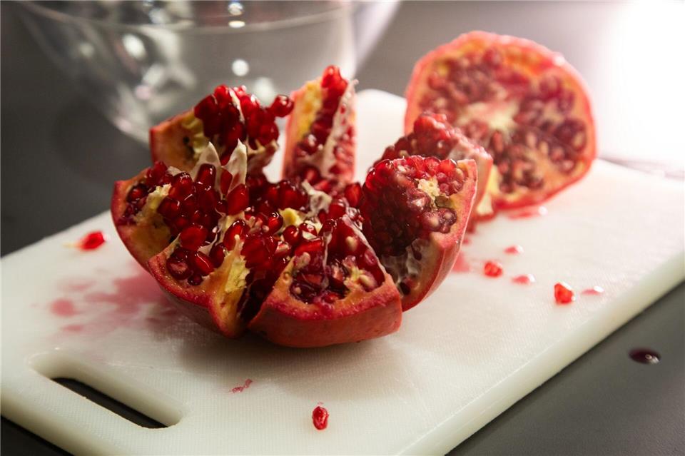 Die Kerne können nun aus den Kammern entnommen werden.Christin Klose/dpa-tmn