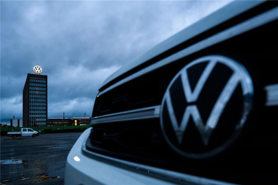 Chipmangel, Zölle, Porsche: VW kämpft mit vielen Baustellen  Die Kernmarke kann sich aber verbessern.Julian Stratenschulte/dpa
