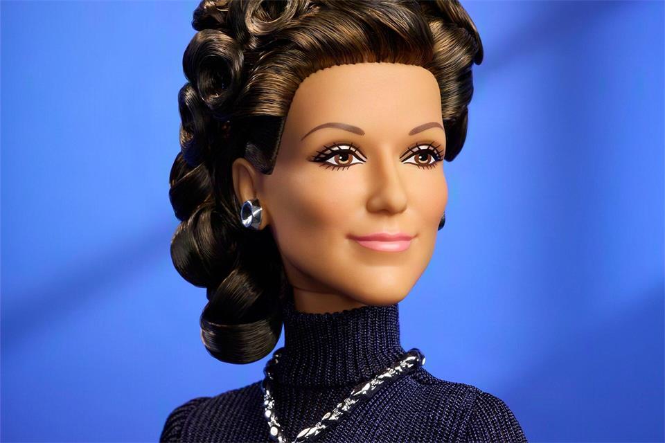 Die Kette der Puppe erinnert an den Kultfilm „Titanic“.Mattel Inc/PA Wire/dpa