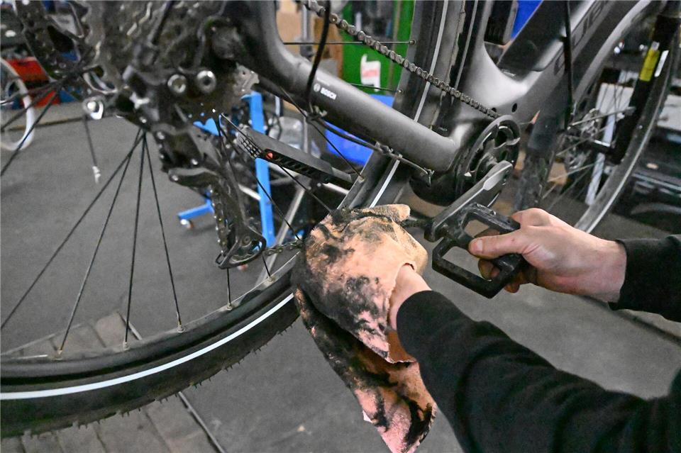 Die Kette gehört zu den Teilen, die nach der Winterpause überprüft werden müssen.Michael Brandt/dpa