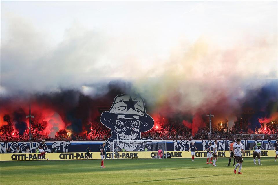 Die Kieler Fans verzögerten mit ihrem Pyro-Einsatz den Beginn der zweiten Hälfte.Christian Charisius/dpa