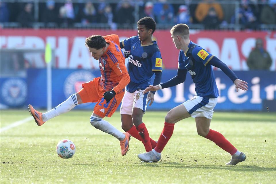 Die Kieler Marko Ivezic und Andu Kelati bedrängen den Schalker Soufiane El-Faouzi.Daniel Bockwoldt/dpa