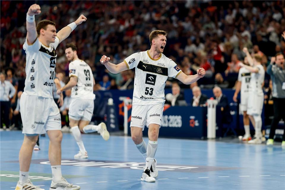 Die Kieler Spieler bejubeln einen Treffer.Philipp Szyza/dpa