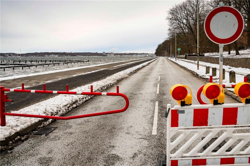 Die Kielllinie ist wegen der Hochwasserlage gesperrt.Frank Molter/dpa