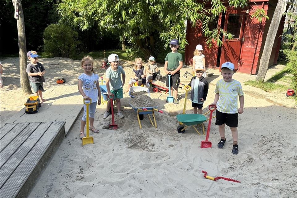 Die Kinder bereiten schon mal die Baustelle vor: Die Vorfreude auf die neuen Spielgeräte ist groß.