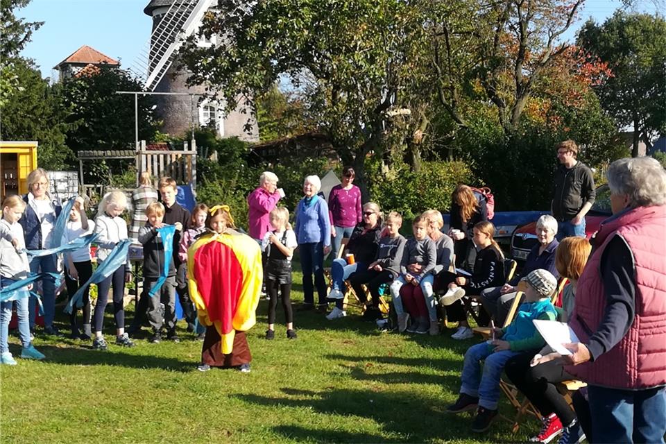 Die Kinder der Plattdeutsch-AG sorgten für Unterhaltung beim Herbstfest auf der Babywiese. 