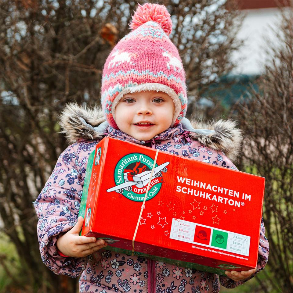 Die Kinder freuen sich über die Geschenke. Die Päckchen aus Deutschland gehen nach Osteuropa. 