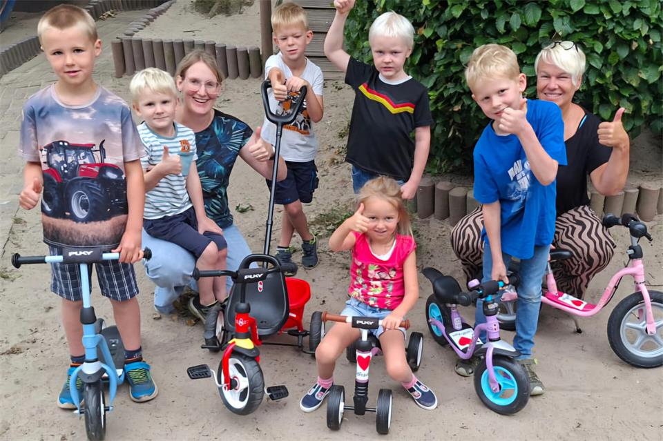 Die Kinder freuten sich über die neuen Fahrzeuge.