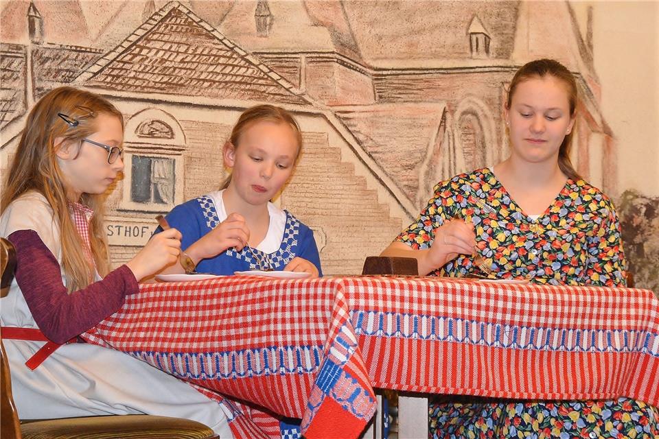 Die Kinder haben mit ihren plattdeutschen Sketchen für viele Lacher gesorgt.