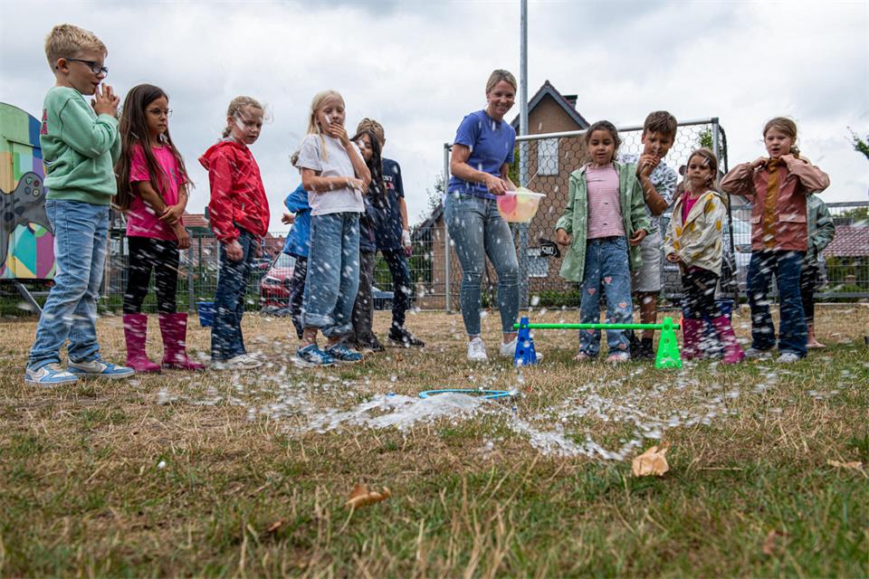 Die Kinder hatten viel Spaß mit dem kühlen Nass.
