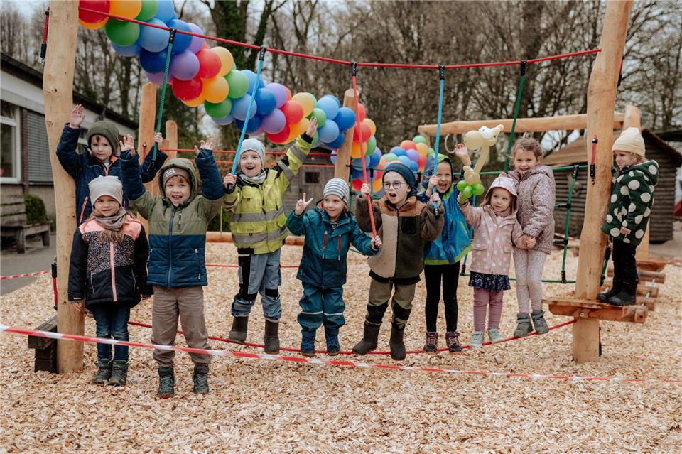Die Kinder konnten es trotz der widrigen Wetterbedingungen kaum erwarten, die neuen Kletter- und Balancemöglichkeiten auszuprobieren.