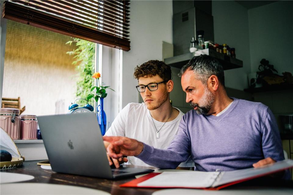 Tipps und Tricks: So kann die Kfz-Police günstiger werden  Die Kinder sind bald aus dem Haus? Das wird eine Umstellung für alle Beteiligten, einen positven Einfluss auf die Kfz-Police der Eltern kann das allerdings auch haben.picture alliance / dpa-tmn