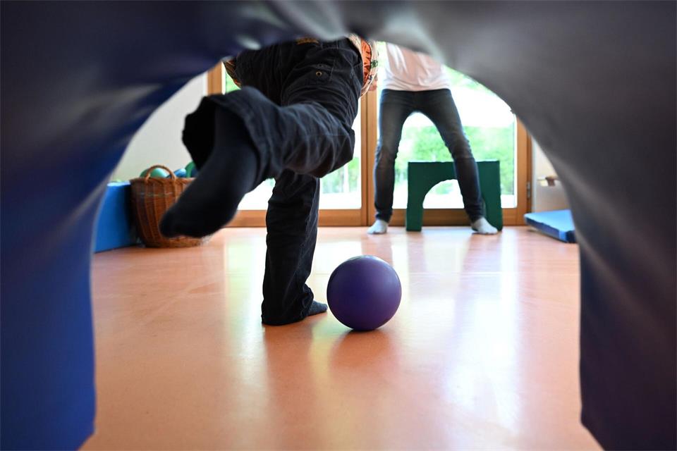Die Kinder stritten um einen Ball - dann gerieten ihre Eltern so aneinander, dass es Verletzte gab. (Symbolbild)Bernd Weißbrod/dpa