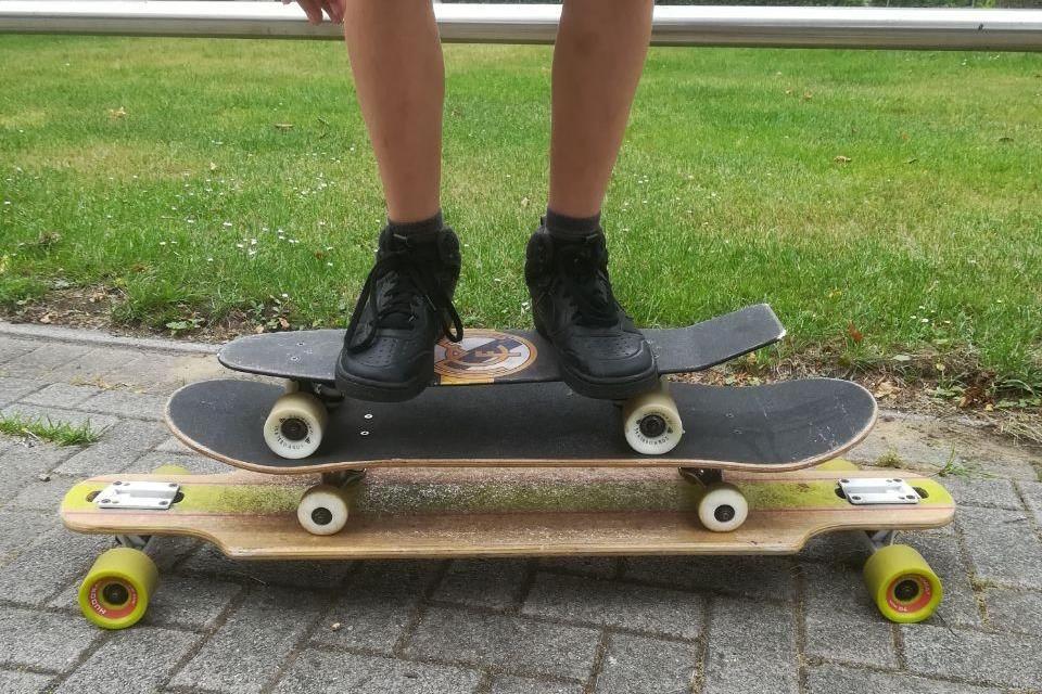 Die Kinder und Jugendlichen sollen den sicheren Umgang mit dem Skateboard lernen.