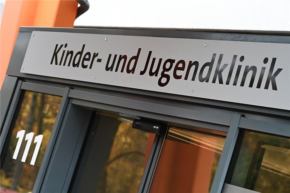 Die Kinder- und Jugendpsychiatrie sieht sich mit mehr fehlen von Transidentität konfrontiert - Jugendlichen fühlen sich dabei im Körper des anderen Geschlechtes (Symbolbild). Swen Pförtner/dpa