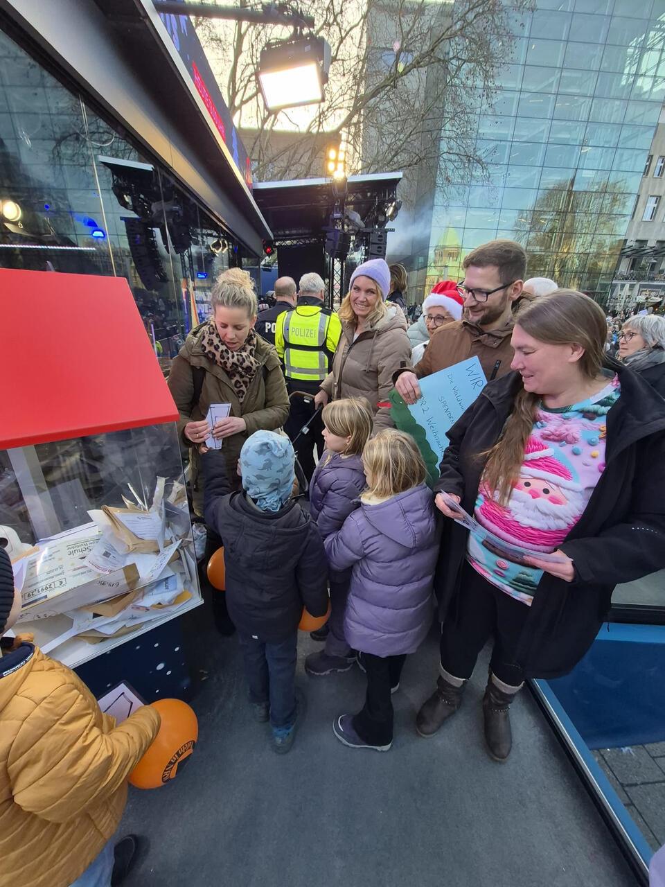 Die Kinder waren sehr stolz, ihre Spenden abgeben zu können.