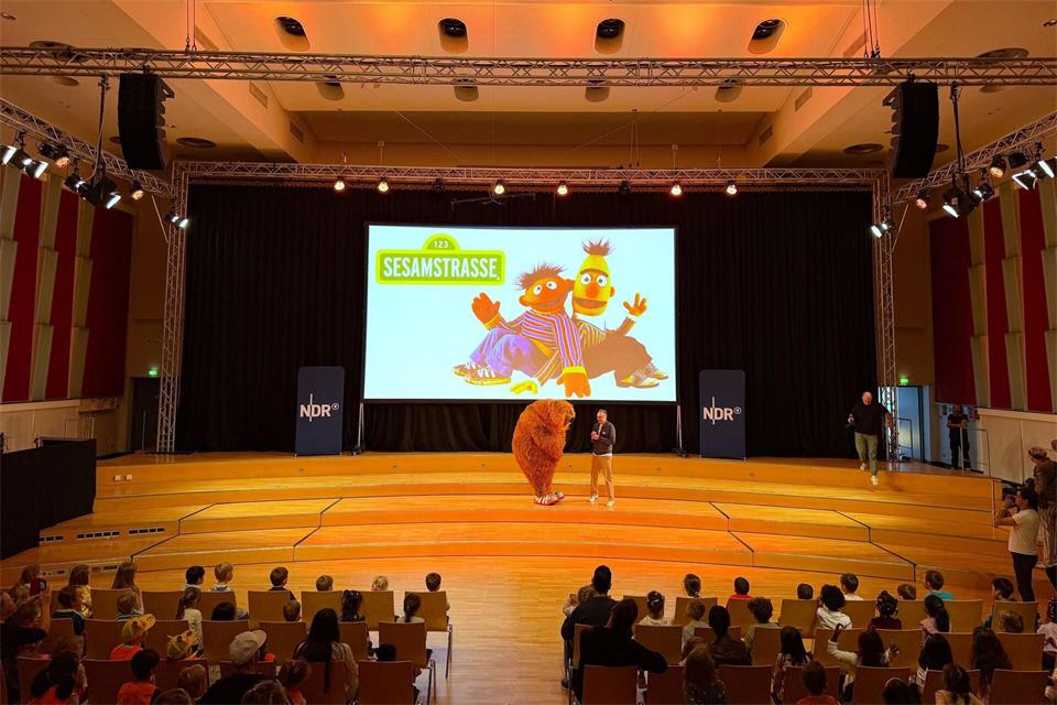 Die Kinder warten gespannt auf den Beginn der Vorstellung. Antonia Sawallisch/dpa