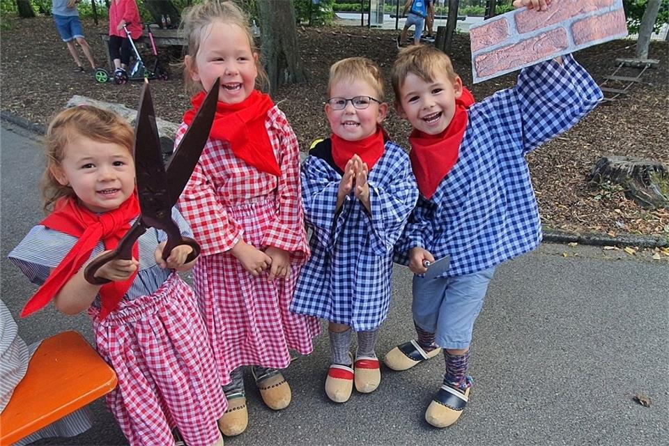 Die Kindergruppe des Heimatvereins Erle war in Münsterländer Tracht bei dem Sommerfest dabei.