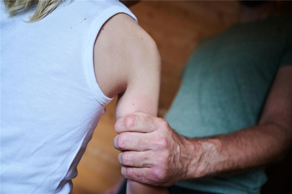 Die Kinderschutzambulanz an der Frankfurter Uniklinik gibt es nun seit 15 Jahren. (Symbolbild)Annette Riedl/dpa