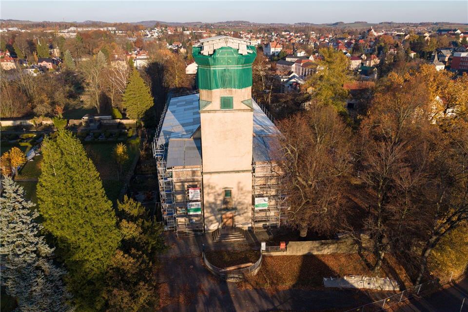 Die Kirche Großröhrsdorf war im August 2023 zum Großteil ausgebrannt. (Archivbild)Sebastian Kahnert/dpa