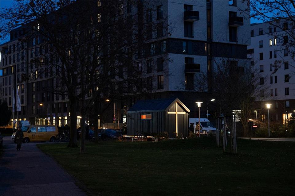 Die Kirche befindet sich zwischen Hochhäusern in einem wachsenden Quartier.Hannes P. Albert/dpa