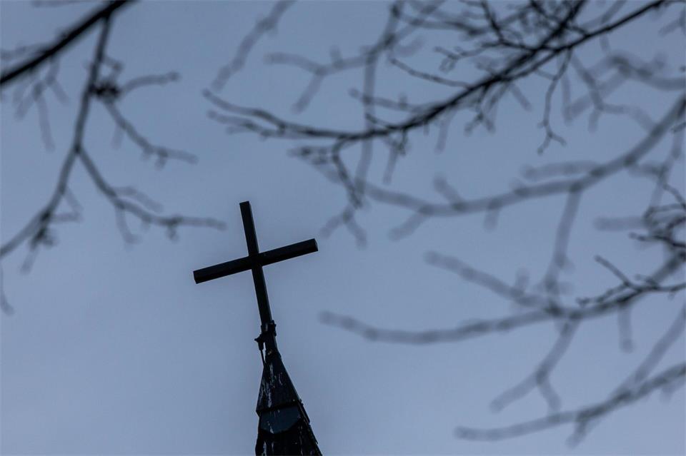 Die Kirche darf nicht mehr betretenen werden, bis es gelungen ist, die Schadstoffbelastung ausreichend zu senken. (Symbolbild)Jens Büttner/dpa