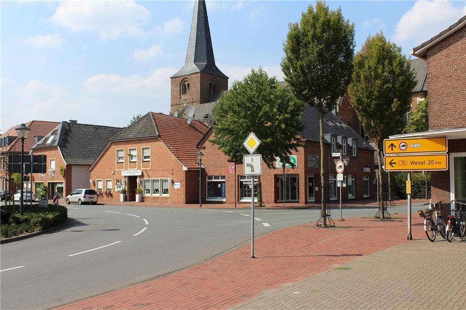 Die Kirche und die Bundesstraße gehören auch dazu.