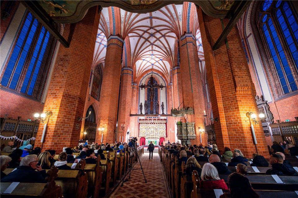 Hunderte bei Trauergottesdienst für achtjährigen Fabian  Die Kirche war voll besetzt. Hunderte Menschen verfolgten den Trauergottesdienst. Jens Büttner/dpa