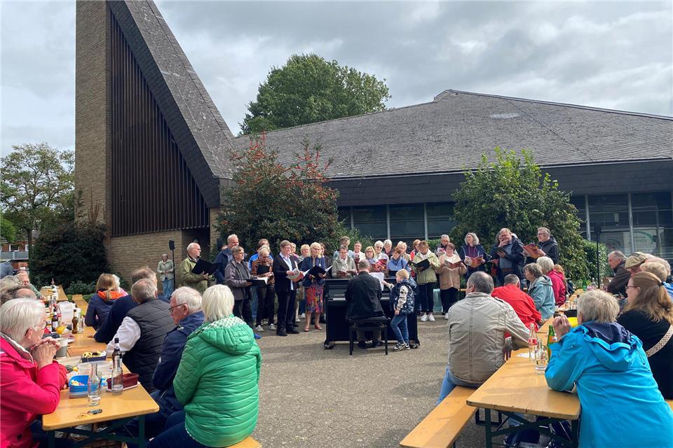 Pastoraler Raum wächst langsam enger zusammen Die Kirchengemeinden St. Pankratius, St. Marien, St. Peter und Paul sowie St. Heinrich bilden einen Pastoralen Raum. Zum Start dafür gab es jetzt eine Lange Tafel in Hochmoor.