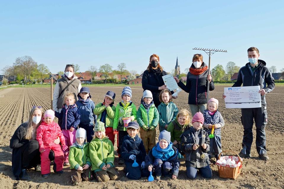 Die Kita-Kinder waren die ersten, die ihren 20 Quadratmeter großen Blühstreifen an der Erler Mühle mit bienenfreundlichen Blumensamen einsäen durften. 