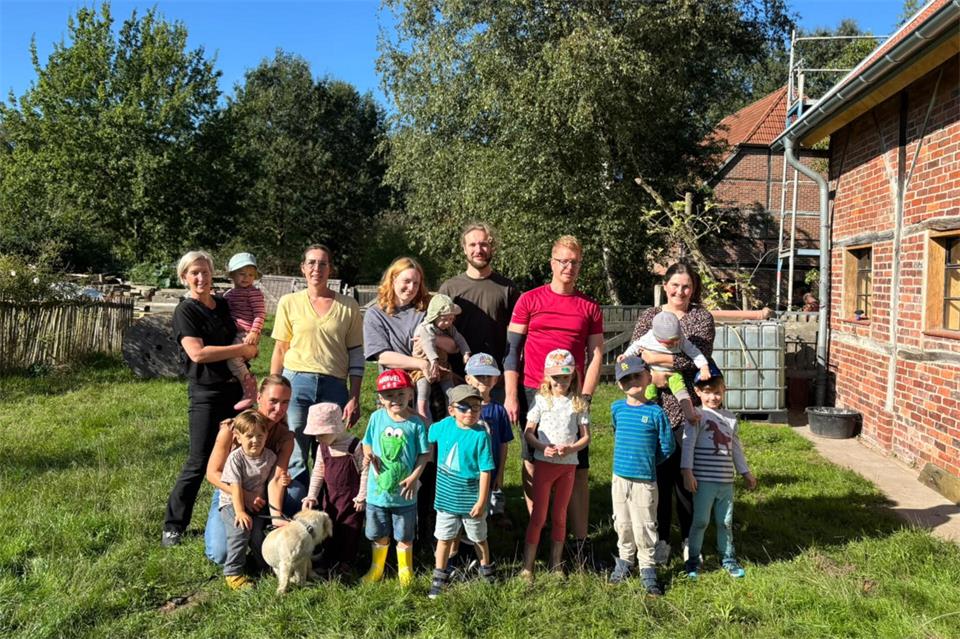 Die Kita Pusteblume samt Kindern und Eltern freuen sich auf den neuen Standort.