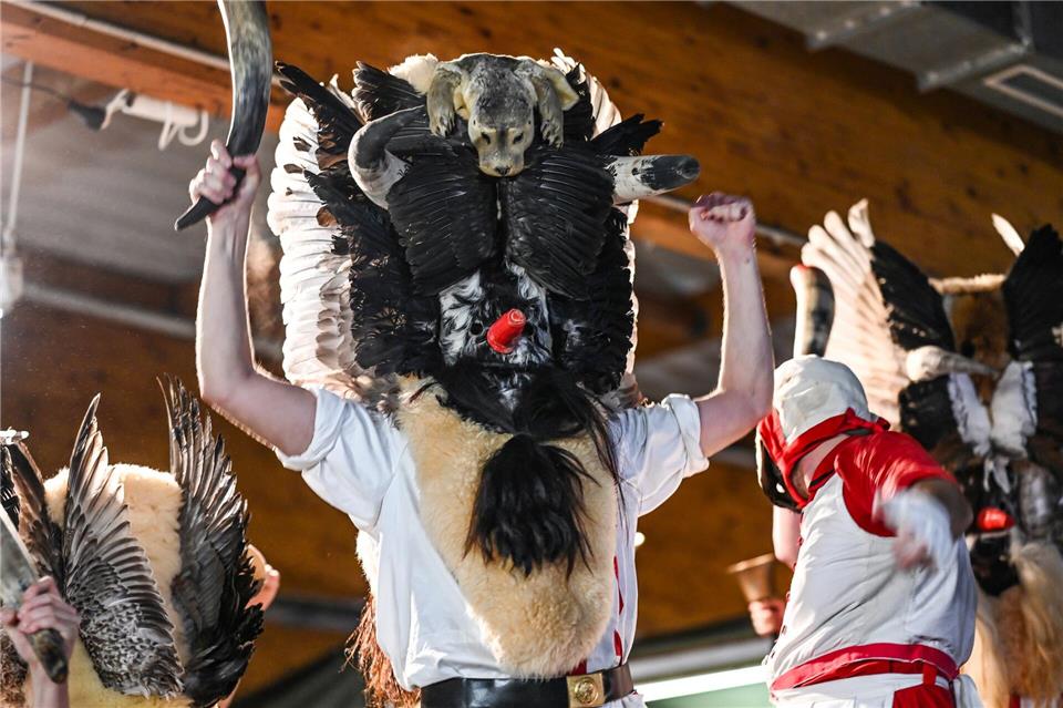 Die Klaasohms sind mit einer Maske, Schafsfellen und Vogelfedern verkleidet. (Archivbild)Lars Penning/dpa