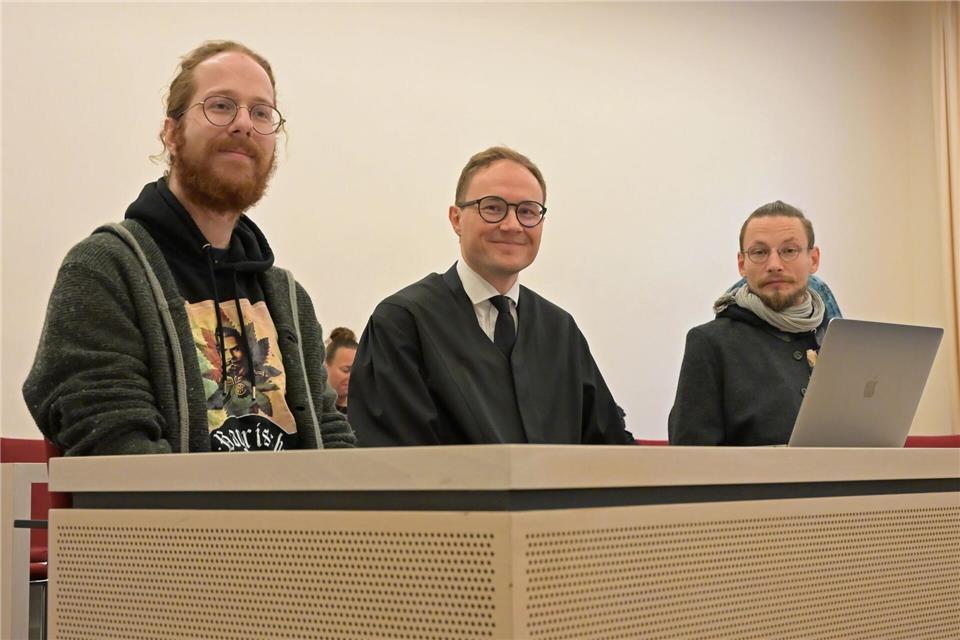 Die Kläger und ihr Anwalt vor dem Verwaltungsgerichtshof.Malin Wunderlich/dpa