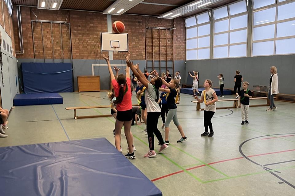 Die Klasse 4a der St.-Sebastianschule hat am Donnerstag an der basketballwoche teilgenommen.